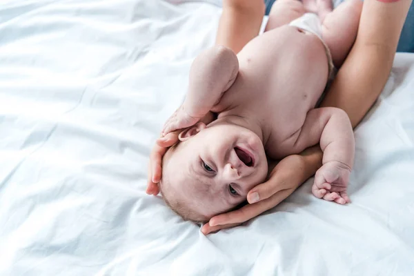 Annenin Yatak Odasında Ağlayan Bebeğe Dokunuşunun Kırpılmış Görüntüsü — Stok fotoğraf