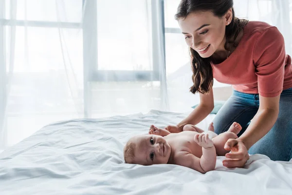 Счастливая Мать Смотрит Младенца Дочь Лежит Кровати — стоковое фото
