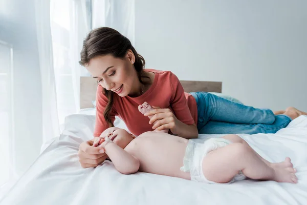 幸せな女性タッチかわいいです幼児娘でベッドルーム — ストック写真
