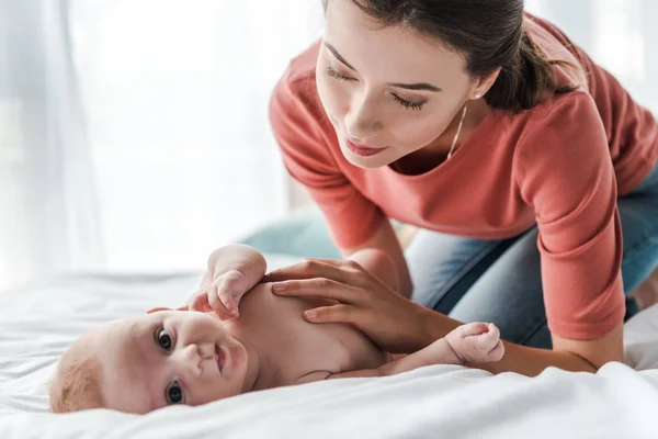 Bela Mãe Tocando Bebê Bebê Bonito Deitado Cama — Fotografia de Stock