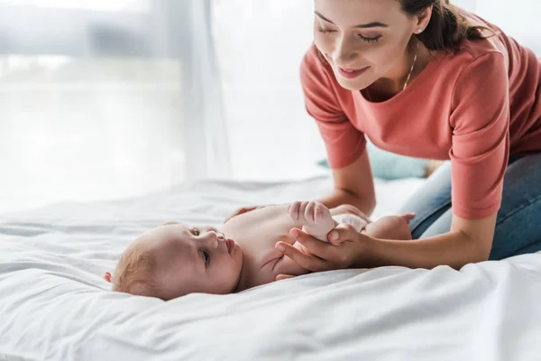 Schöne Mutter Berührt Süße Säugling Baby Während Sie Massage Hause — Stockfoto