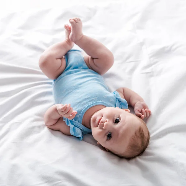 Αξιολάτρευτο Βρέφος Μπλε Κοστούμι Μωρό Ξαπλωμένος Στο Κρεβάτι Στο Σπίτι — Φωτογραφία Αρχείου