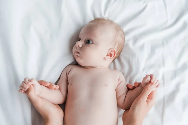 Vista Superior Madre Cogida Mano Sobre Hija Lactante Acostada Cama — Foto de Stock