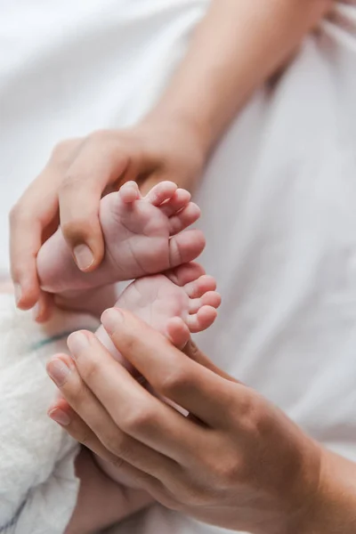 Foco Seletivo Mãe Fazendo Massagem Tocar Pernas Bebê Infantil — Fotografia de Stock