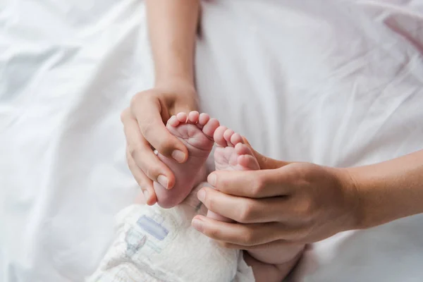 Vista Superior Mãe Fazendo Massagem Tocar Pernas Bebê Infantil — Fotografia de Stock