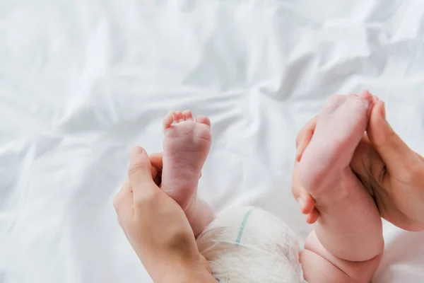 Vista Superior Mãe Fazendo Massagem Tocar Pernas Filha Infantil — Fotografia de Stock