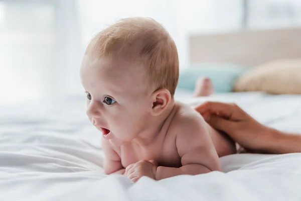 Corte Vista Mãe Tocando Bonito Bebê Filha Deitado Cama — Fotografia de Stock
