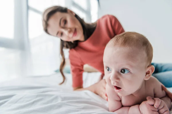 Fokus Selektif Bayi Lucu Dekat Ibu Bahagia Kamar Tidur — Stok Foto