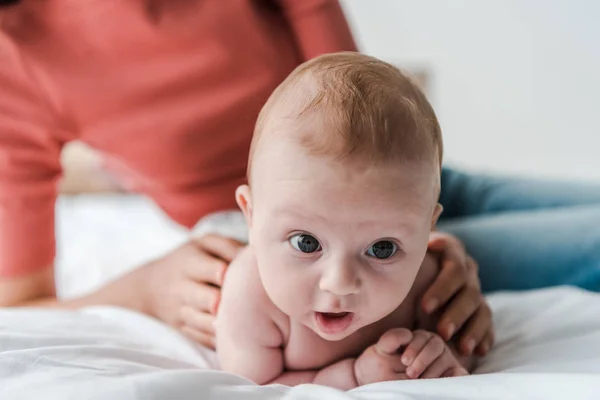 Ausgeschnittene Ansicht Einer Frau Die Baby Tochter Hause Bett Berührt — Stockfoto