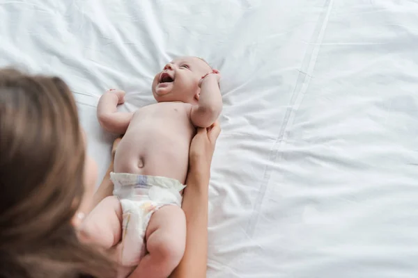 Vista Superior Mãe Tocando Alegre Bebê Filha Fralda — Fotografia de Stock