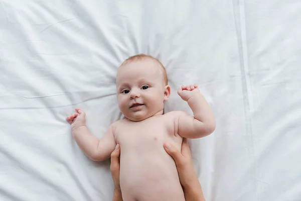 Vista Superior Mãe Tocando Feliz Bebê Filha Olhando Para Câmera — Fotografia de Stock