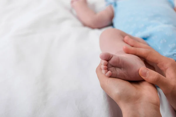 Visão Cortada Mãe Carinhosa Tocando Perna Bebê Infantil — Fotografia de Stock