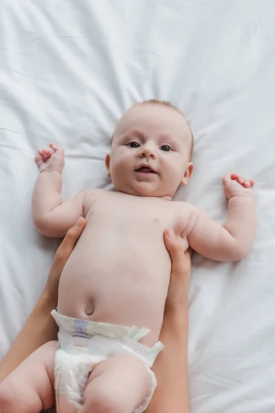 Vista Superior Mãe Segurando Nos Braços Bonito Bebê Filha Olhando — Fotografia de Stock
