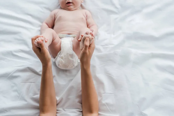 Visão Recortada Mãe Segurando Mãos Filha Bebê Fralda — Fotografia de Stock