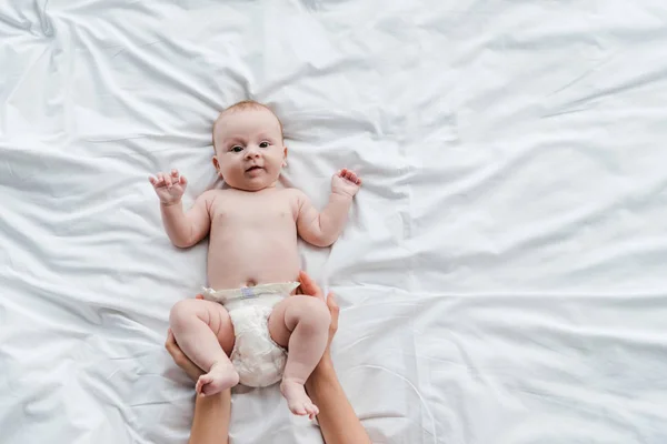 Corte Vista Mãe Tocando Adorável Bebê Filha Com Descalço — Fotografia de Stock