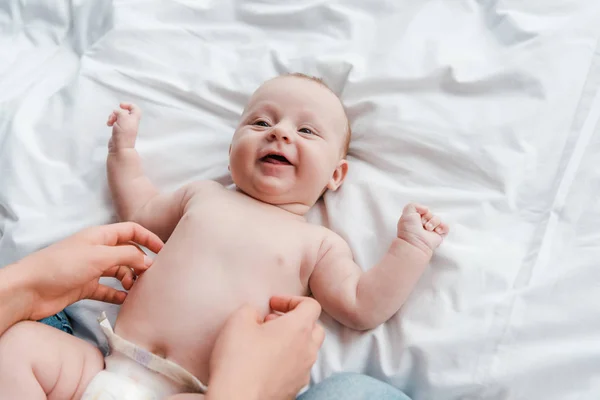 Recortado Vista Madre Cosquillas Feliz Bebé Hija Pañal —  Fotos de Stock