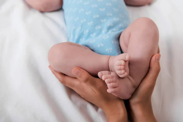 Vue Recadrée Mère Attentionnée Touchant Les Jambes Bébé Mignon Body — Photo