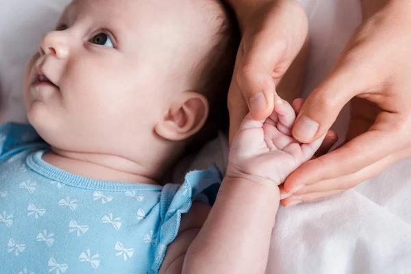 Ausgeschnittene Ansicht Der Mutter Die Hand Eines Entzückenden Säuglings Hält — Stockfoto
