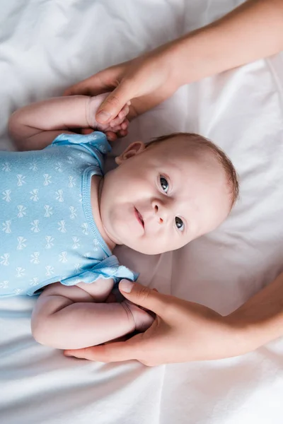 Vista Cortada Mãe Segurando Mãos Bebê Adorável Azul Macacão Bebê — Fotografia de Stock