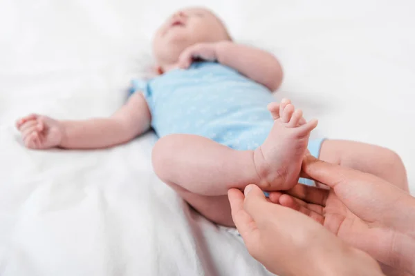 Selective Focus Mother Touching Small Legs Infant Daughter — Stock Photo, Image