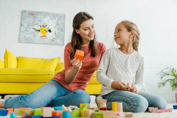 Enfoque Selectivo Niñera Feliz Sosteniendo Bloque Juguete Cerca Del Niño — Foto de Stock