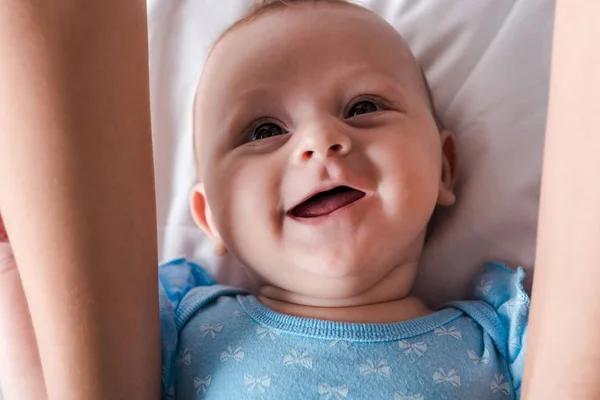 Beskärd Över Mor Nära Leende Spädbarn Blå Baby Body — Stockfoto