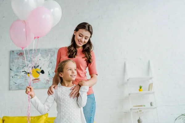 Gelukkig Babysitter Staan Met Dochter Met Roze Ballonnen — Stockfoto