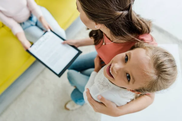 Overhead View Mother Standing Happy Daughter Giving Clipboard Babysitter — Stock Photo, Image