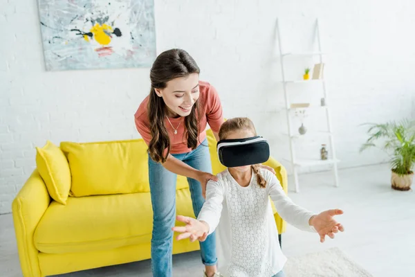 Bahagia Babysitter Berdiri Dekat Anak Lucu Virtual Reality Headset — Stok Foto