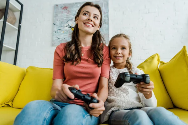 Kiev Oekraïne September 2019 Babysitter Vrolijk Kind Spelen Videospel Woonkamer — Stockfoto