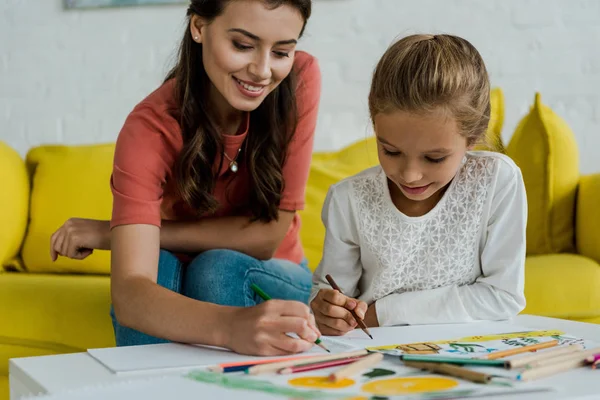 Selectieve Focus Van Gelukkige Babysitter Zittend Gele Bank Tekening Met — Stockfoto