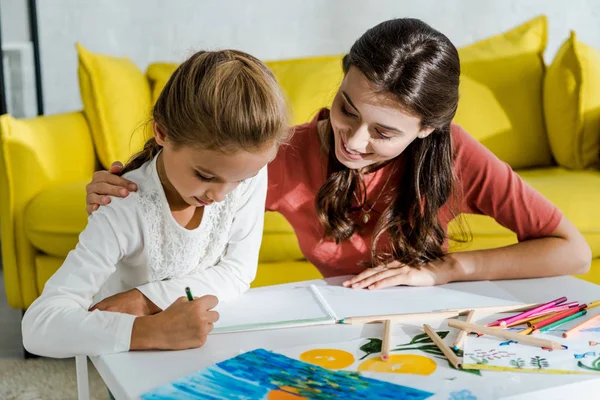 Babá Feliz Olhando Para Desenho Garoto Bonito — Fotografia de Stock