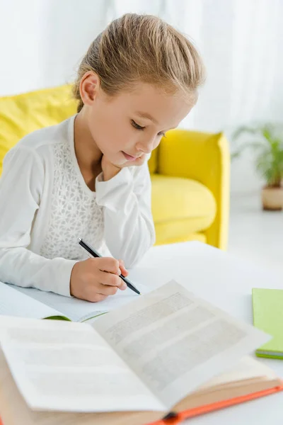 Enfoque Selectivo Lindo Niño Estudiando Casa — Foto de Stock