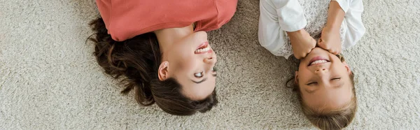 Tiro Panorámico Niñera Feliz Mirando Niño Acostado Alfombra — Foto de Stock