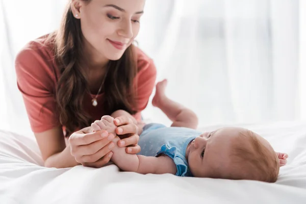 Selektivt Fokus Lycklig Mor Tittar Spädbarn Som Ligger Sängen — Stockfoto