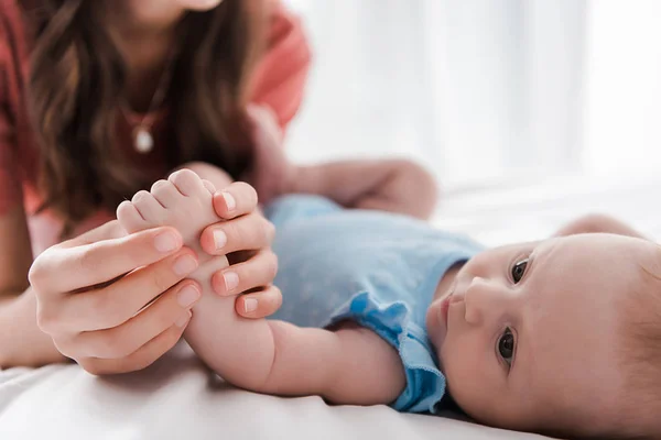 Corte Vista Mãe Segurando Mão Bebê Bonito Filha Quarto — Fotografia de Stock