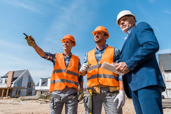 Konstruktör Med Walkie Talkie Nära Medarbetare Och Affärsman Med Digital — Stockfoto