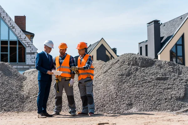 Constructeurs Debout Près Homme Affaires Avec Tablette Numérique — Photo