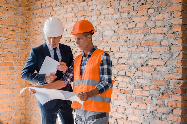 Arquiteto Segurando Planta Perto Empresário Com Tablet Digital — Fotografia de Stock