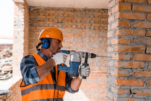 Hombre Barbudo Guapo Usando Taladro Martillo Cerca Pared Ladrillo — Foto de Stock