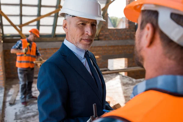 Enfoque Selectivo Hombre Negocios Barbudo Casco Mirando Constructor — Foto de Stock