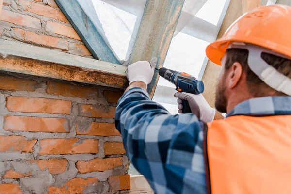 Enfoque Selectivo Del Constructor Que Sostiene Taladro Del Martillo — Foto de Stock