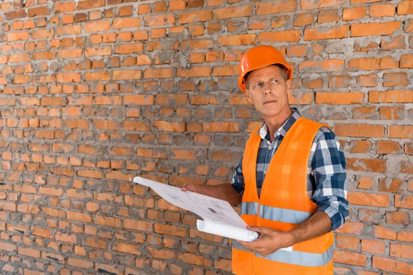 Guapo Hombre Maduro Sosteniendo Plano Cerca Pared Ladrillo — Foto de Stock