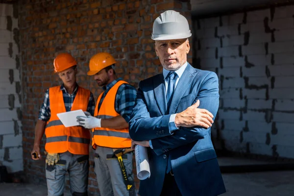 Foco Seletivo Empresário Com Braços Cruzados Perto Construtores — Fotografia de Stock