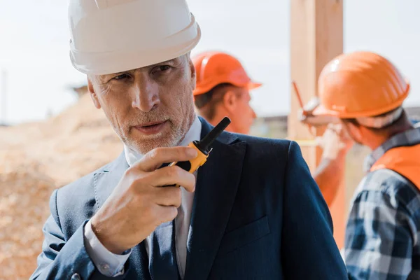 Foco Seletivo Homem Meia Idade Barbudo Com Walkie Talkie — Fotografia de Stock