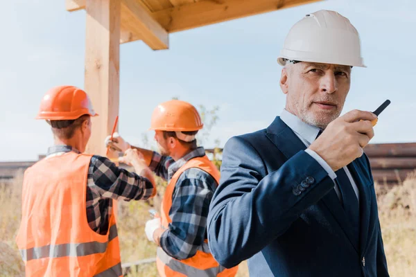 Foco Seletivo Barbudo Empresário Meia Idade Com Walkie Talkie — Fotografia de Stock