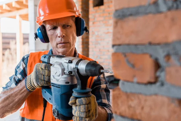 Selective Focus Mature Man Holding Hammer Drill Brick Wall — Stock Photo, Image