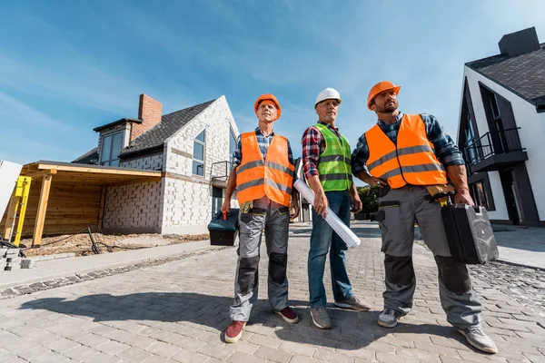 Constructores Cascos Que Sostienen Cajas Herramientas Cerca Casas — Foto de Stock