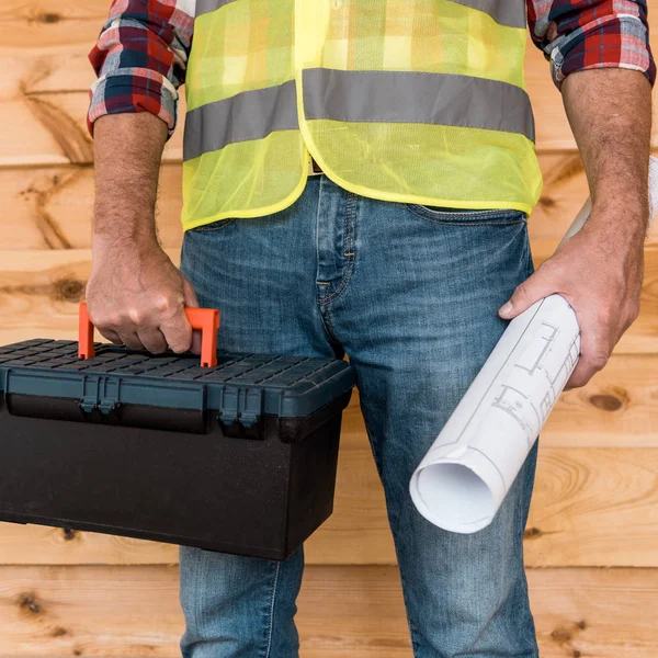 Bijgesneden Weergave Van Volwassen Man Holding Tool Box Blauwdruk — Stockfoto