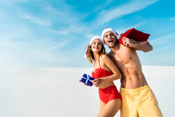 Sexy Smiling Girlfriend Holding Gift Boyfriend Santa Sack Beach Maldives — Stock Photo, Image